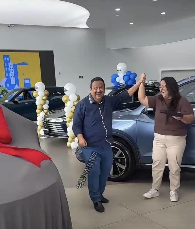 巴西哥们买比亚迪海鸥，又是放炮又是拉横幅。在国内七八万人民币的小车，到了巴西能卖