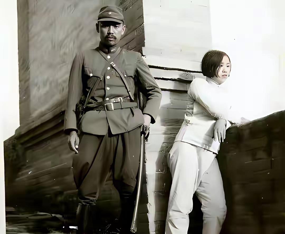 南京大屠杀期间，一个长相清秀漂亮水灵的女孩，看样子是富裕人家的大家闺秀，被残忍兽