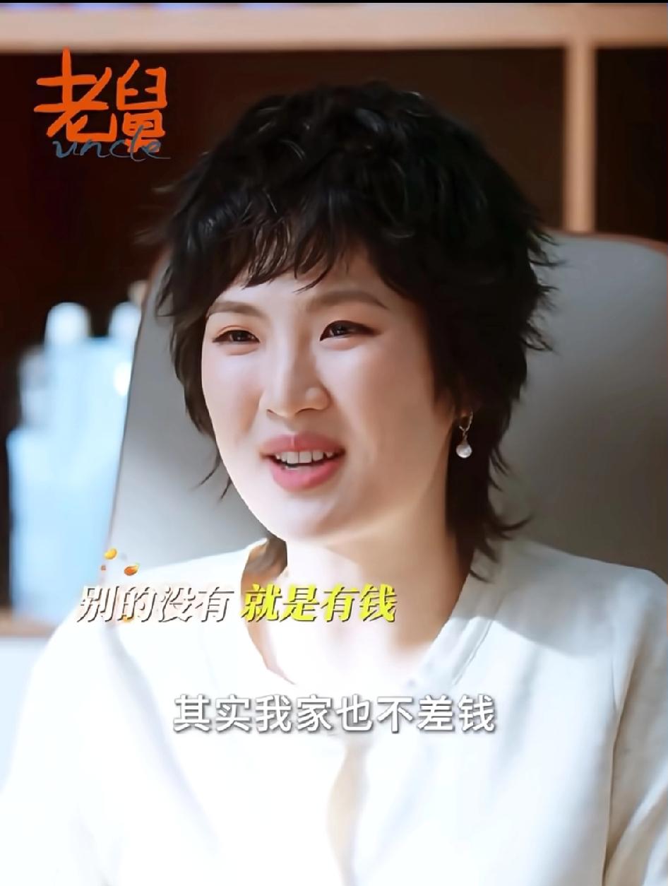 网友们都吵翻天了。你说姚安娜到底是回去经商好呢，还是继续出来演戏好呢？本