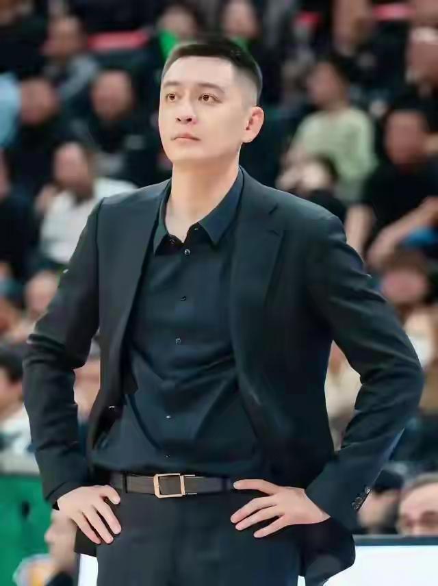 杨鸣虽然离开了辽篮，但依然心系辽篮？完成了篮球转播任务的杨鸣，难得出去散心度假，