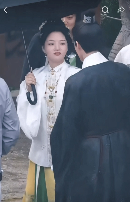 任敏又惹麻烦了！网友曝光任敏和此沙在拍戏现场的花絮，花絮中任敏拿着一把伞不停的朝