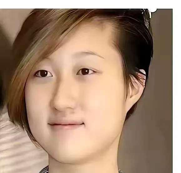 说实话,看着吴卓林现在的直播,我心里挺不是滋味的,但更多的是敬佩。她不