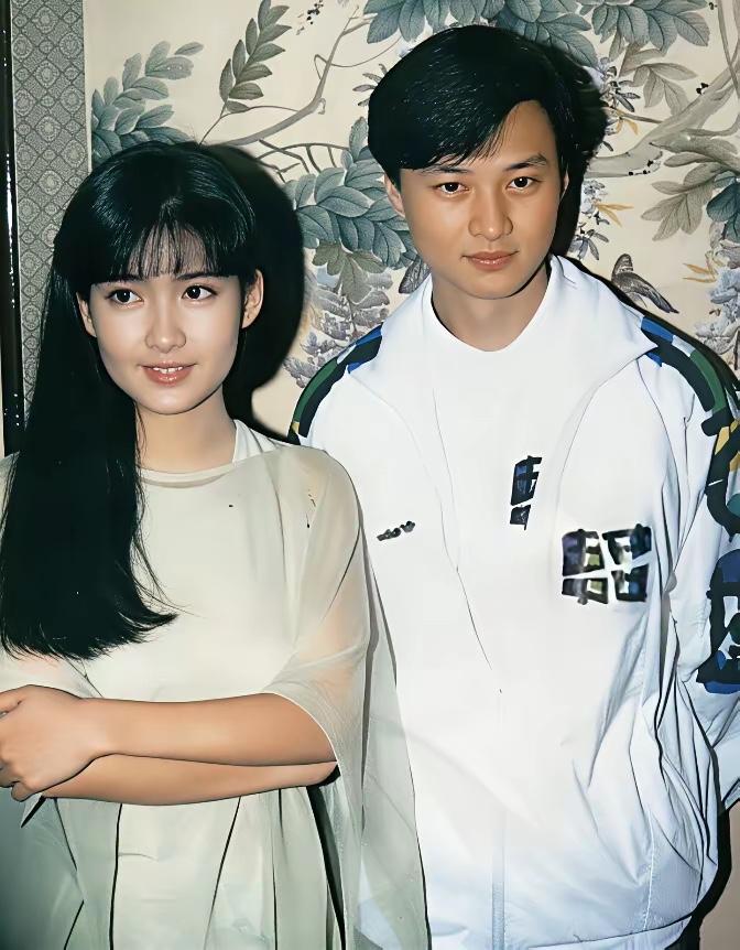 90年代，周慧敏与倪震的一张合影，那时的两人都好年轻啊。1989年，周慧敏在