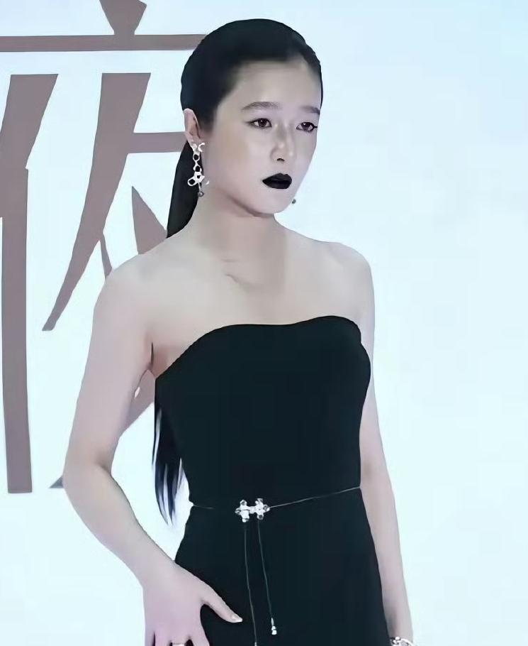 徐娇这个妆容乍一看很“惊悚”，但细想却觉得蛮“机智”的。毕竟以她的资质进圈都挺