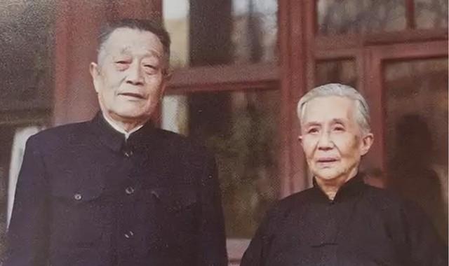 杜聿明好奇地问妻子：“你是共产党？”曹秀清毫不避讳地答：“我曾经是。”杜聿明对此