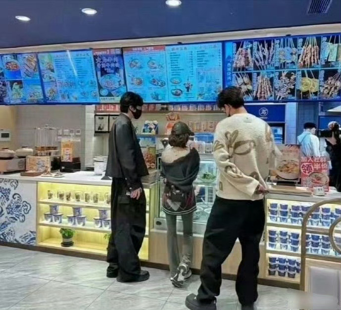 感觉当明星都是瘦的风一吹就倒呀还是太瘦了，赵露思161cm，体重却80斤左右…