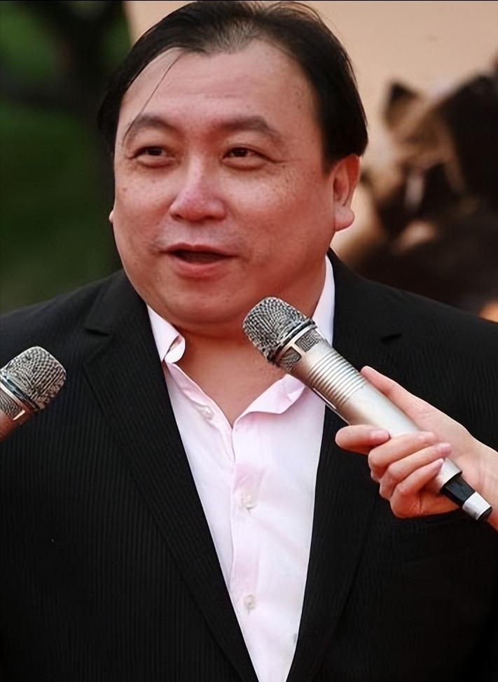 导演王晶说，周润发啊，他拍加勒比海盗三，扮相太丑了，他不该去演的，这个人有时候犯