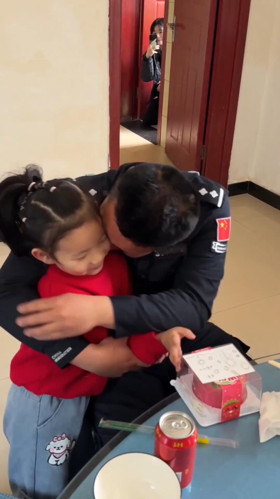 近日，云南临沧勐捧边境派出所戍边民警杨睿，在结束勤务后走进食堂，看到面前一桌熟悉