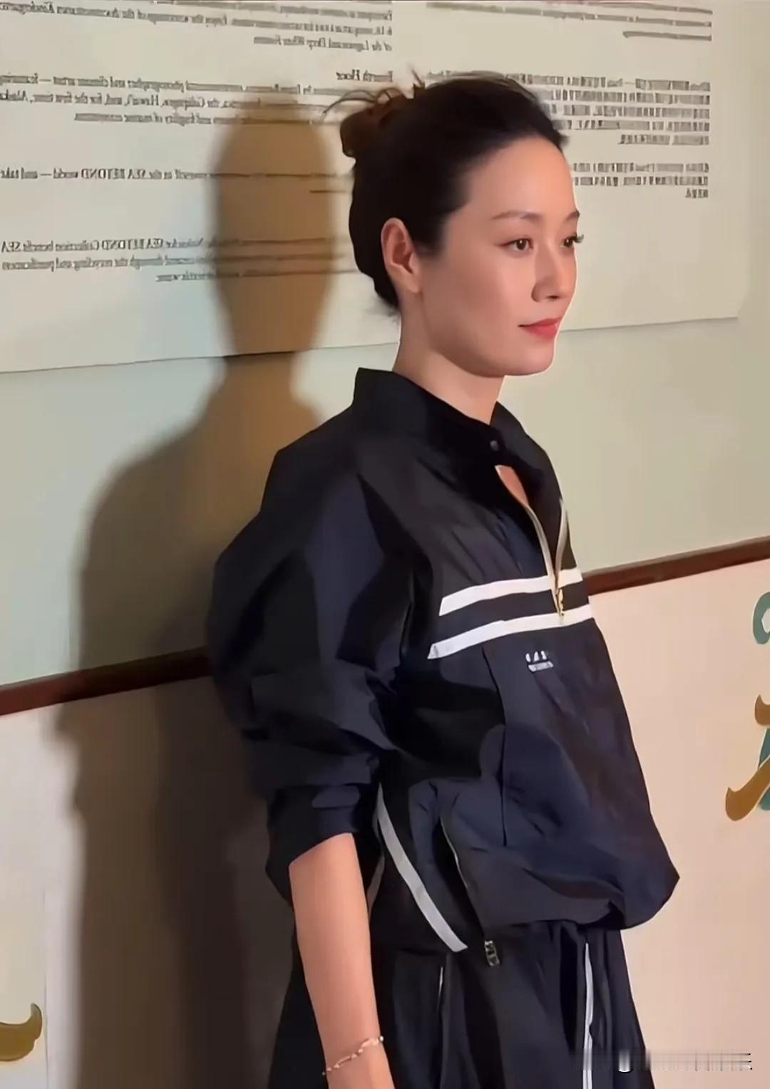 马伊琍留长发了，没想到她骨相如此完美，49岁都没有疲态，颜值真的太能打了。文