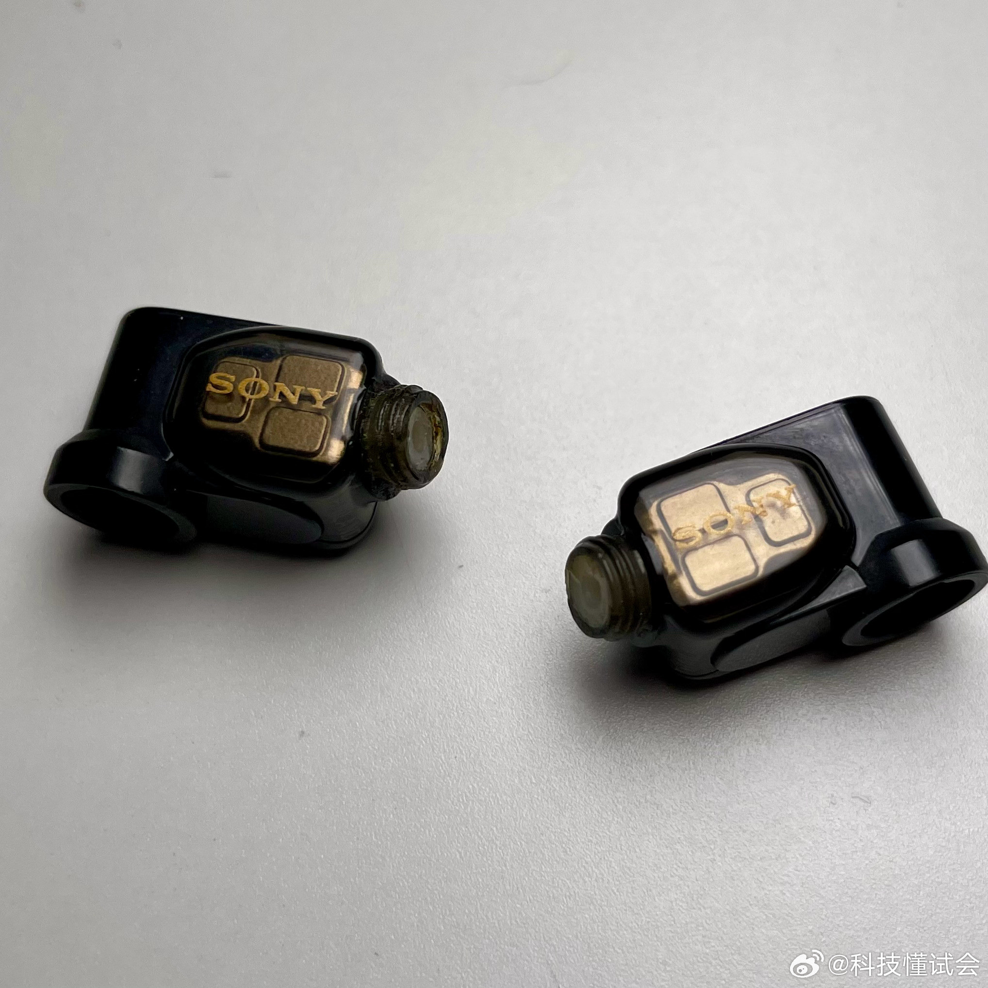 仔细看手上这个动铁耳机的做工，还是相当可以的，这要是放到现在，高低得取个高大上的