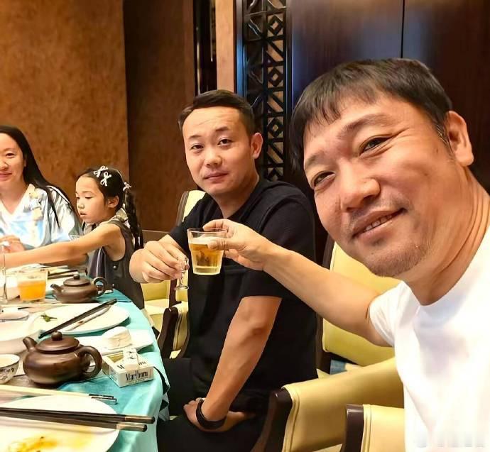 有点理解贾冰这次为什么栽了。不是因为喝多了，也不是因为脾气大，而是他高估了“过命