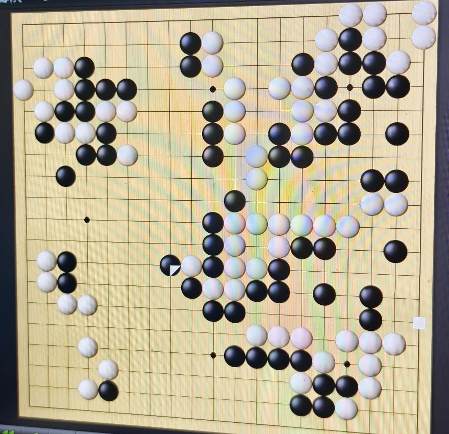 LG杯决赛第二盘（王星昊～申旻埈）王星昊为什么不肯下死手？在右上角明明