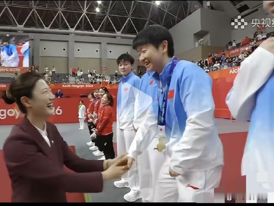 丁宁给莎莎颁奖时，莎莎说了什么？让丁宁笑得乐开了花，虽然听得不是很清。202