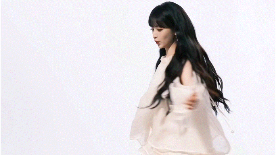 田曦薇扛住了顶光镜头甜妹届还得是田曦薇权威！！！甜妹里颜值绝对的ProMax版，