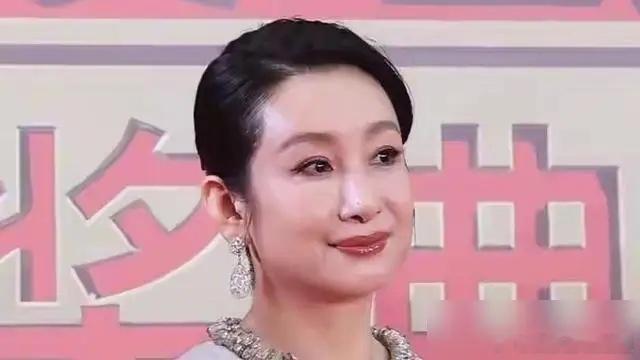 秦海璐穿着粉裙子走红毯，底下评论全在刷“这女人怎么越老越带劲”。镜头怼脸，46