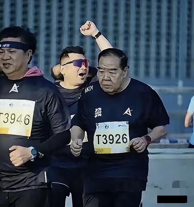 人到了一定年纪，千万别瞎折腾，不然你会像74岁的郑则仕一样，把“不可能”跑成“我