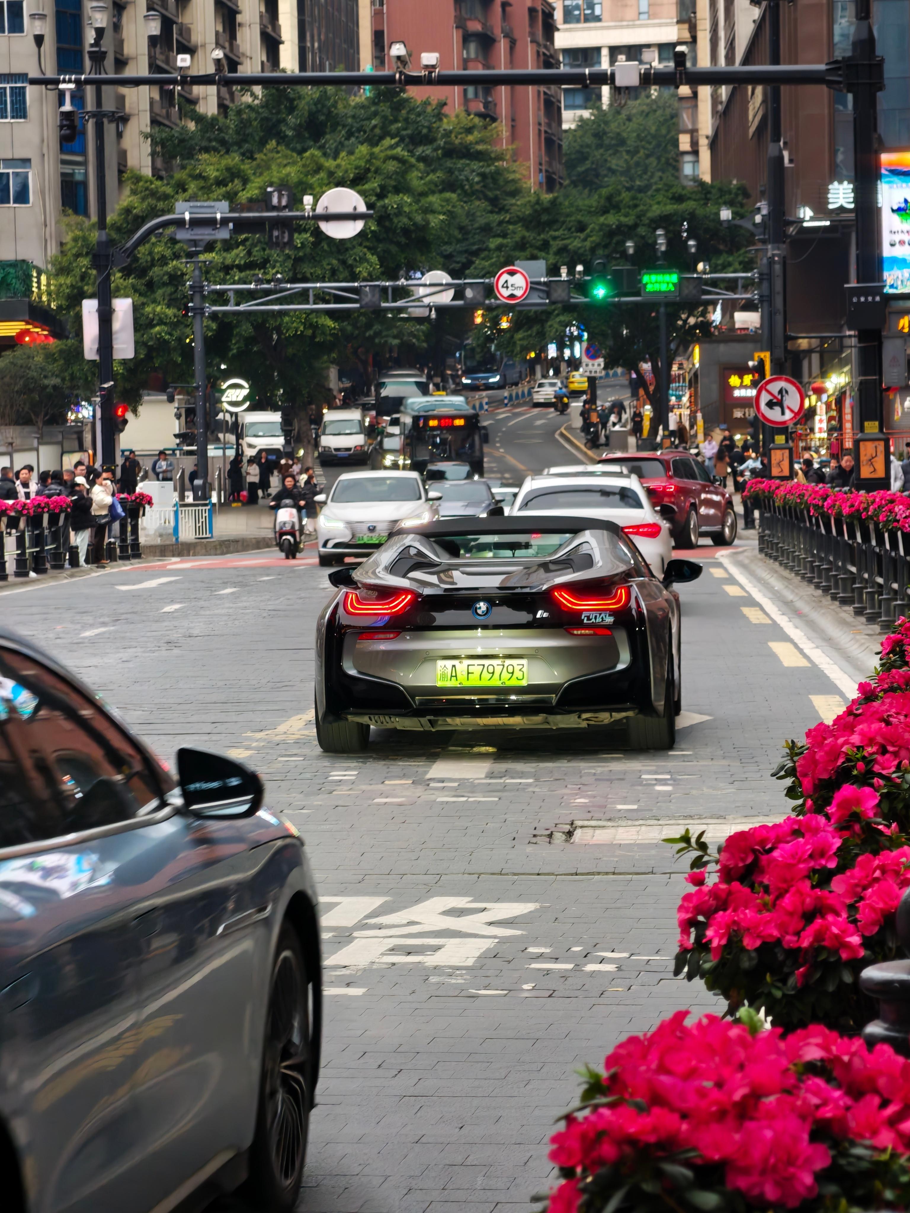 居然能看到宝马i8，开这个车的人，那是真硬核了