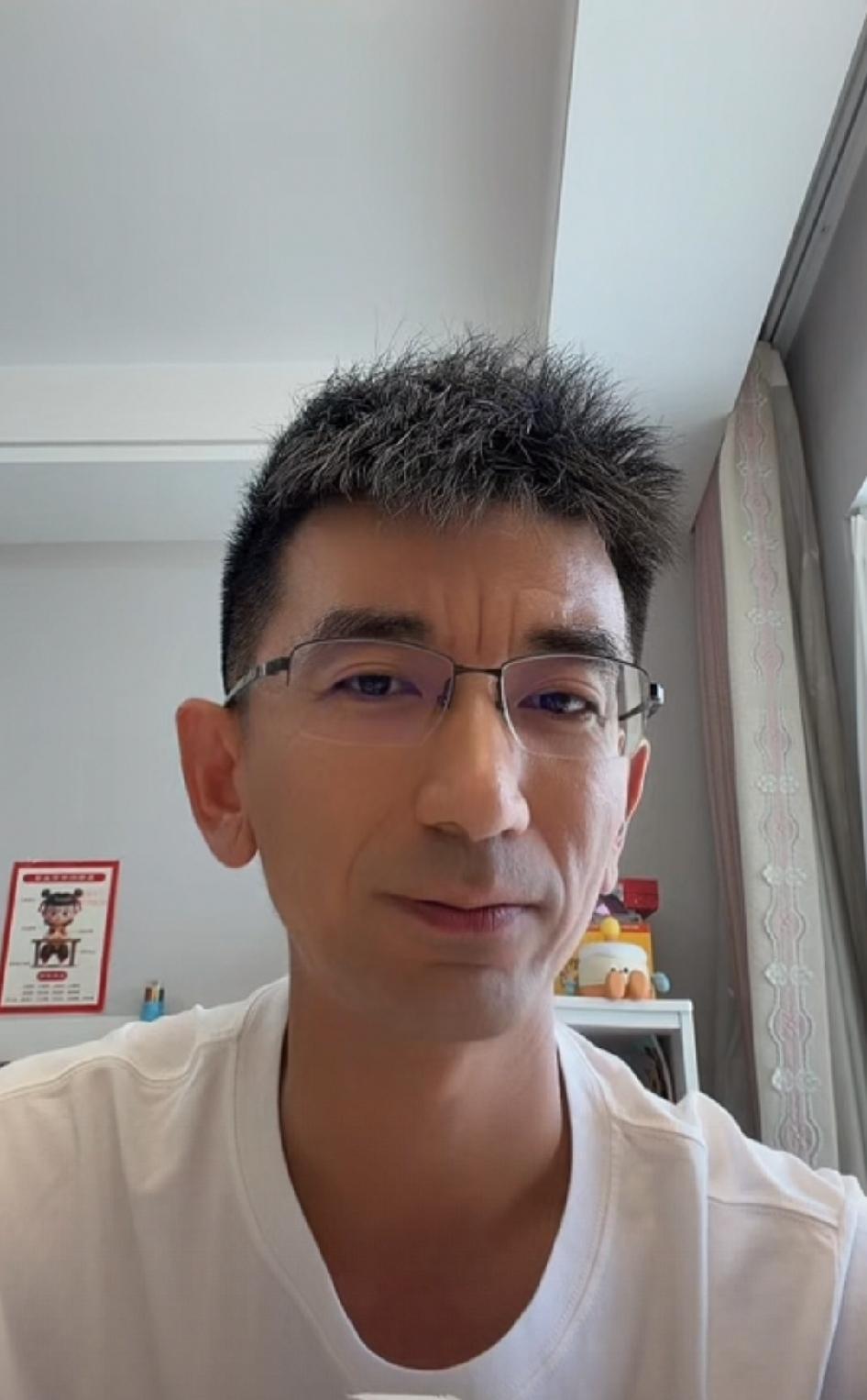 东方甄选前CEO孙东旭今天上午突然开了直播，这是他去年年底从东方甄选离职之后的首