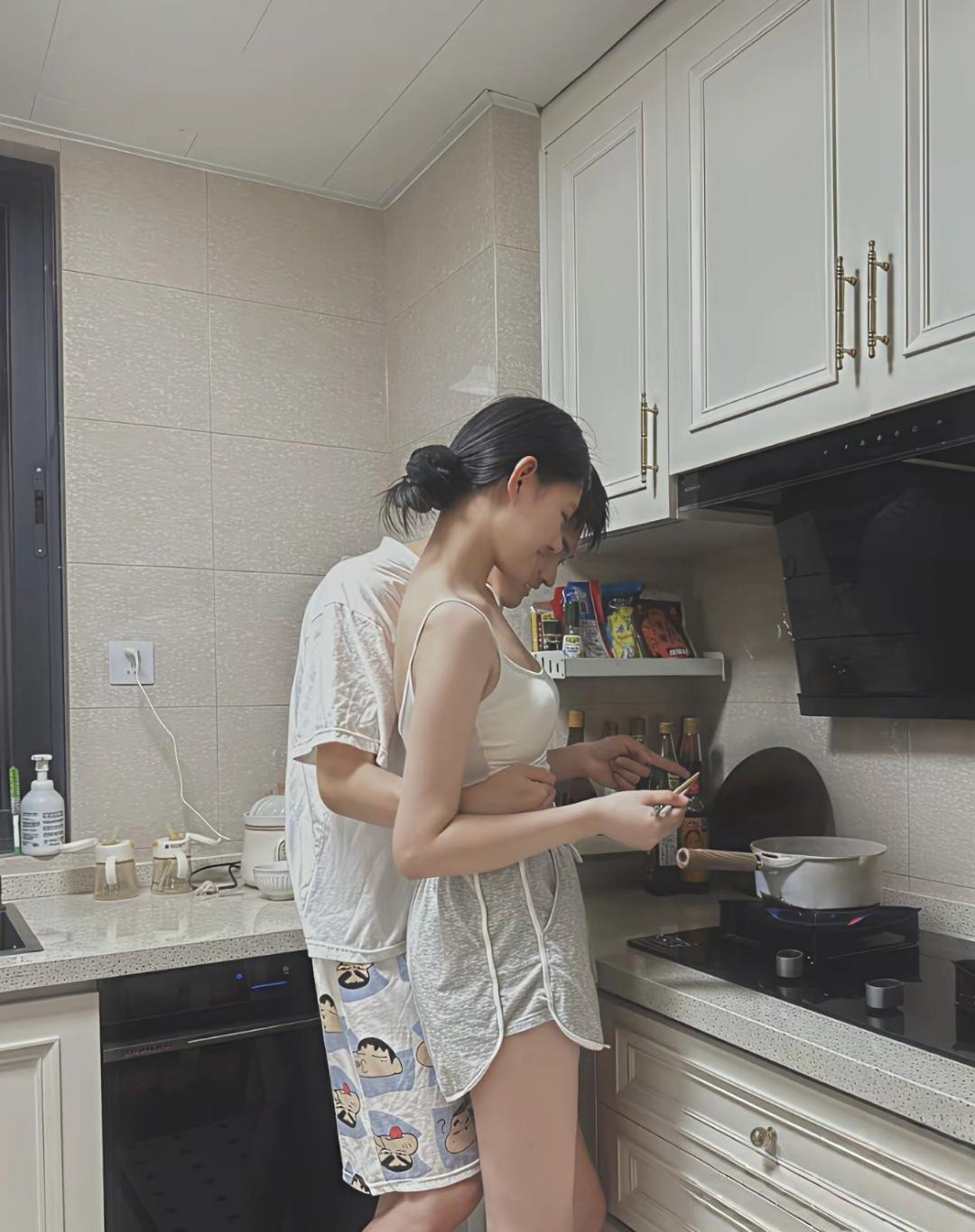 小别胜新婚是真的。出差刚回来的男人，做饭都要从后面贴着，一步都不肯离开。