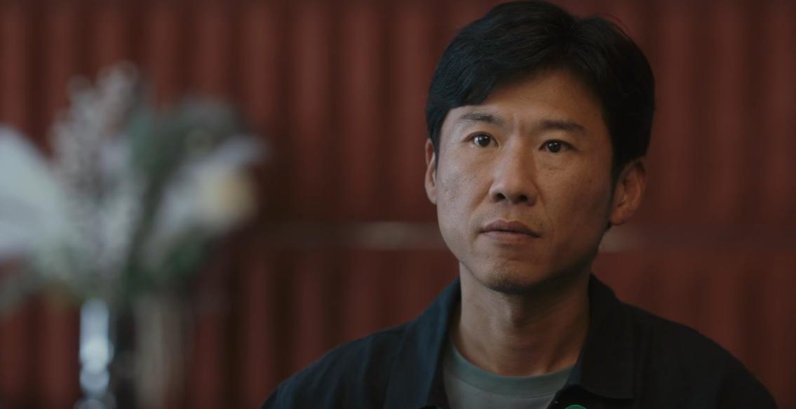 在电视剧《低智商犯罪》中，直到看到30000块钱的手表出现，才知道叶剑临死前在石