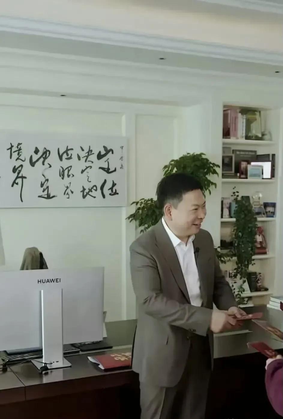 万万没想到，余总的办公室挂的字画是“定位决定地位，眼界决定境界！”。好巧不巧