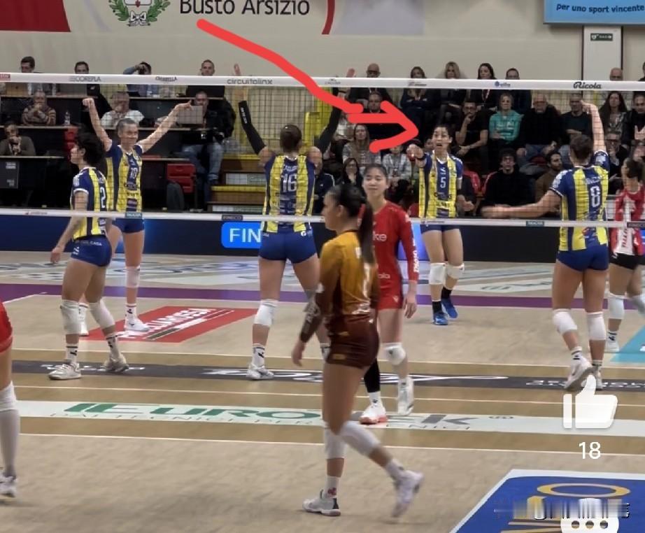 庄宇珊第二局发球又得分了！庄姐，牛掰[赞]瞧，轮到庄宇珊后排发球，她的一手大力