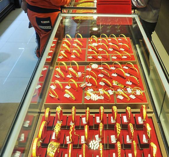 “胆大包天！”2025年9月，上海，一金店经理为了还赌债，利用自己的职务便利，多