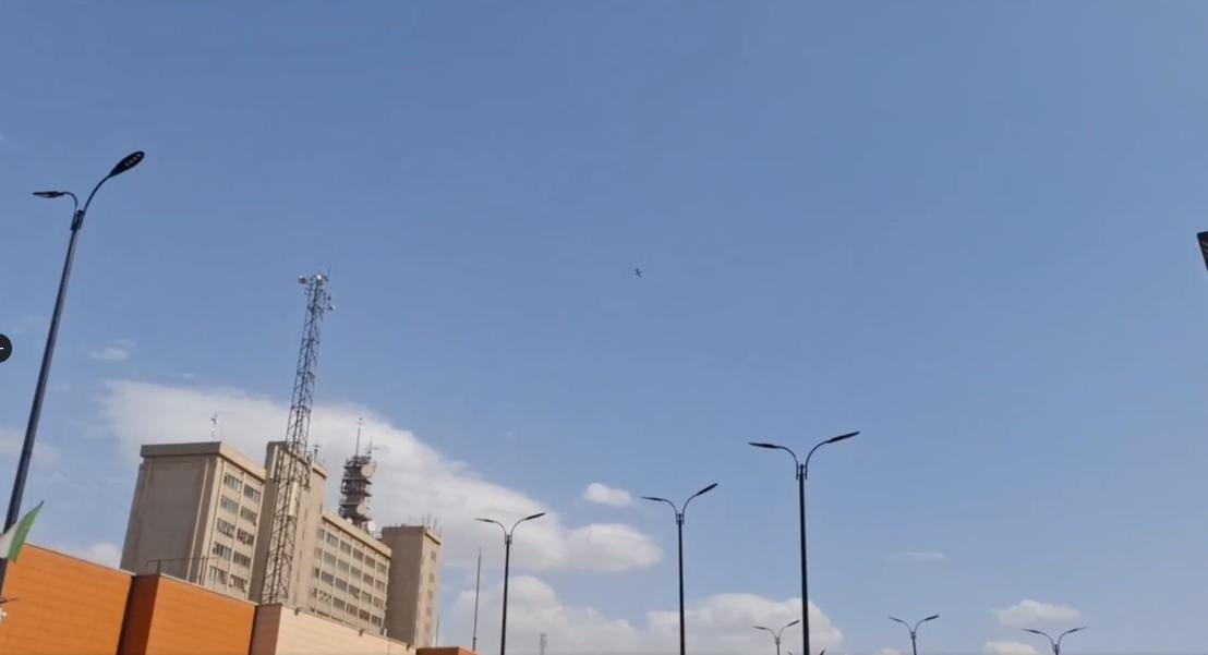 德黑兰炮兵阵地上空多枚导弹掠过画面，电信大楼上空部署了防空系统。接收到的图像显示