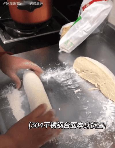 装修过两次房子，我最大的改观就是对不锈钢橱柜的认知。第一次装修时，我满心嫌弃不锈