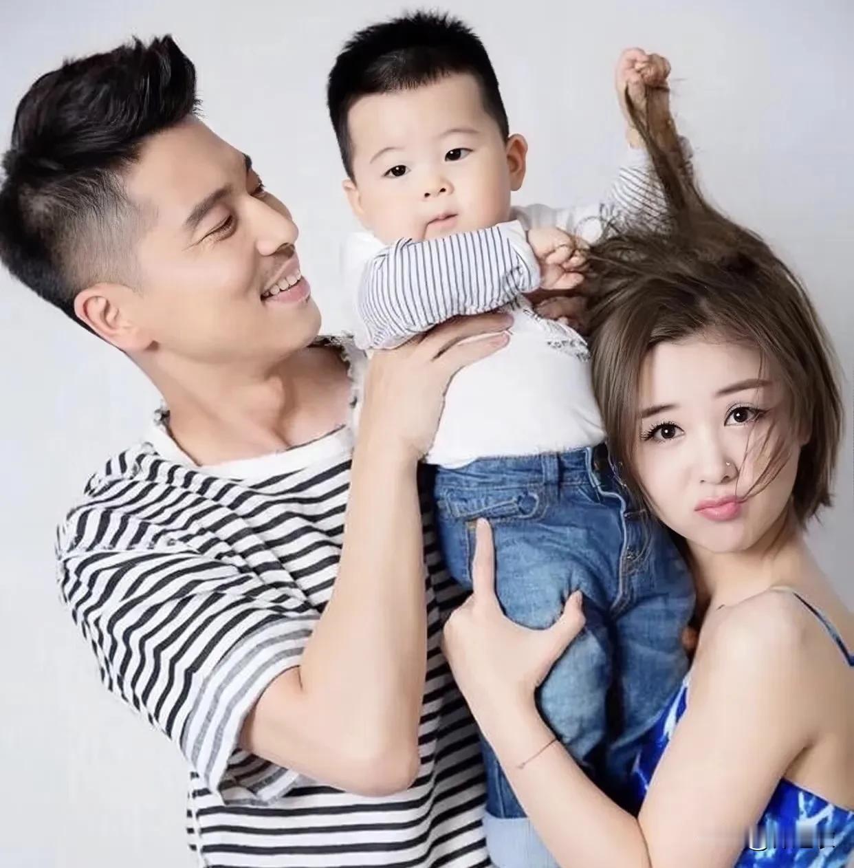 我看过王雷对李小萌的求婚视频，当时觉得挺尬的，一点不浪漫，他突然来这么一出，台上