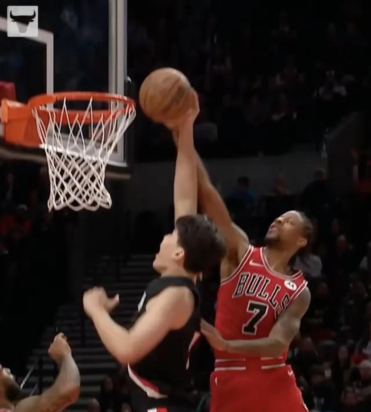 真不怪斯普利特抱怨，这球杨瀚森太软了！刚刚结束开拓者对阵公牛的比赛，最后开拓者