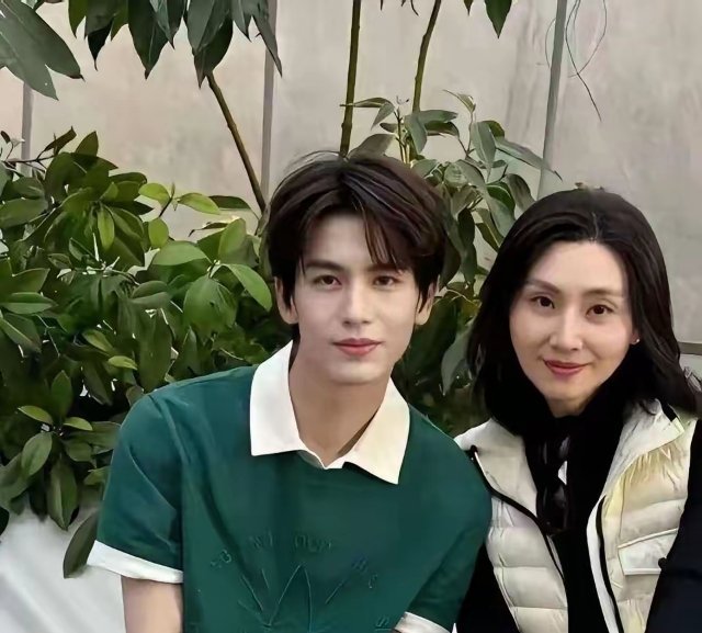 张凌赫家人从不过度干涉他的演艺事业，但在择偶这件事上，标准极高、心气很足。他认真