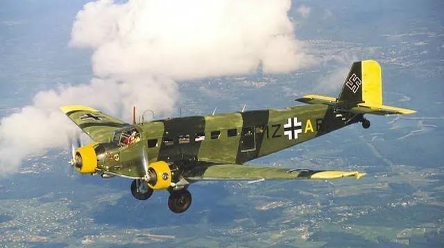 1942年，苏联一架伊-15战斗机在突袭德军阵地时，由于寡不敌众被击落。让人大跌