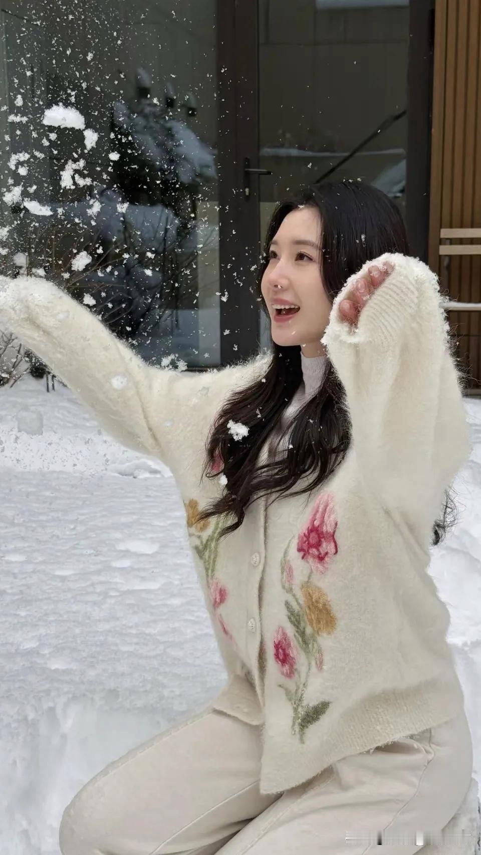 冬日雪景就像一幅绝美的画卷，少女的欢笑是其中最灵动的音符。想象那画面，雪花如精