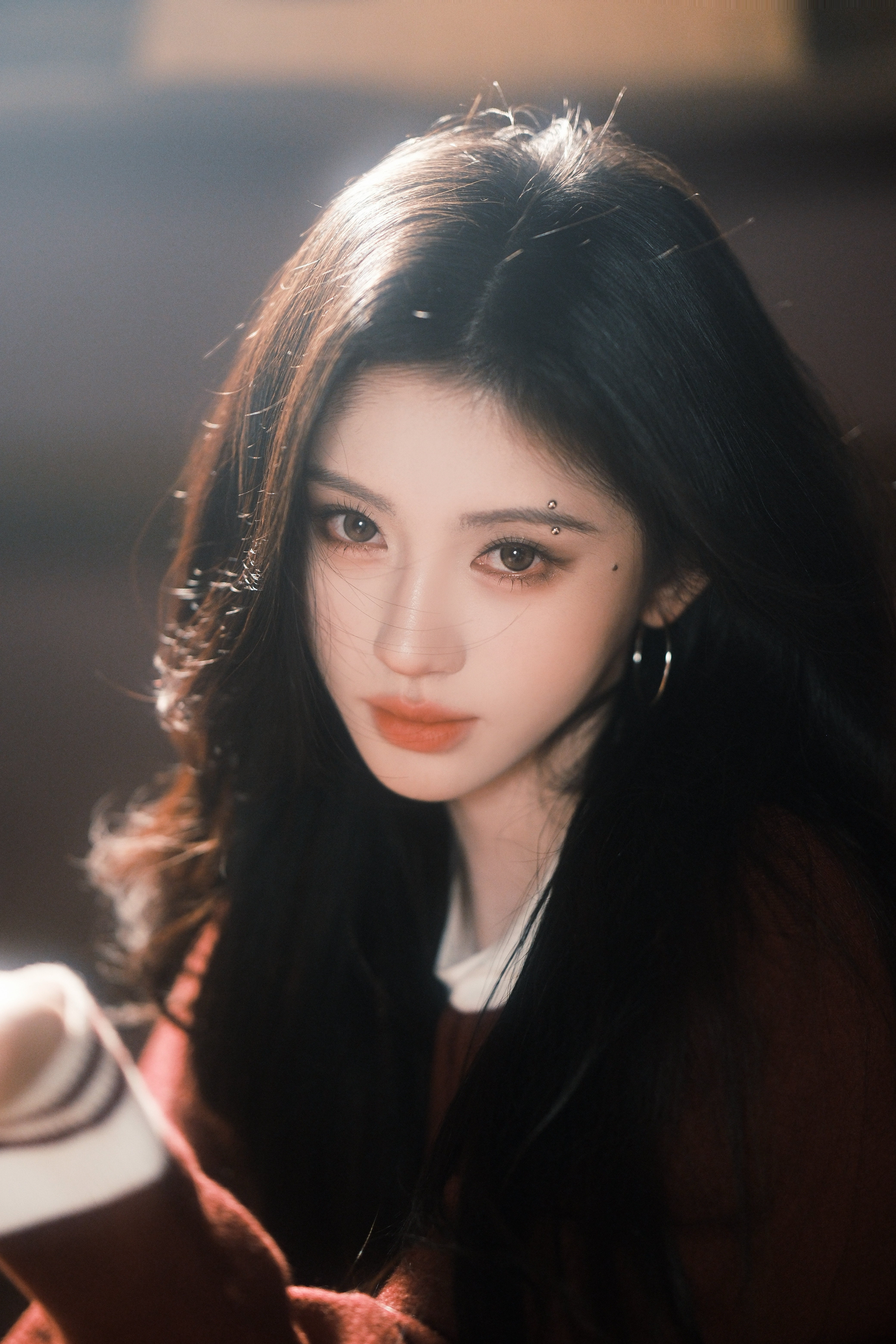 代言人鞠婧祎今日出席AVIA品牌直播造型大片，身着复古休闲夹克搭配牛仔裙和运动鞋