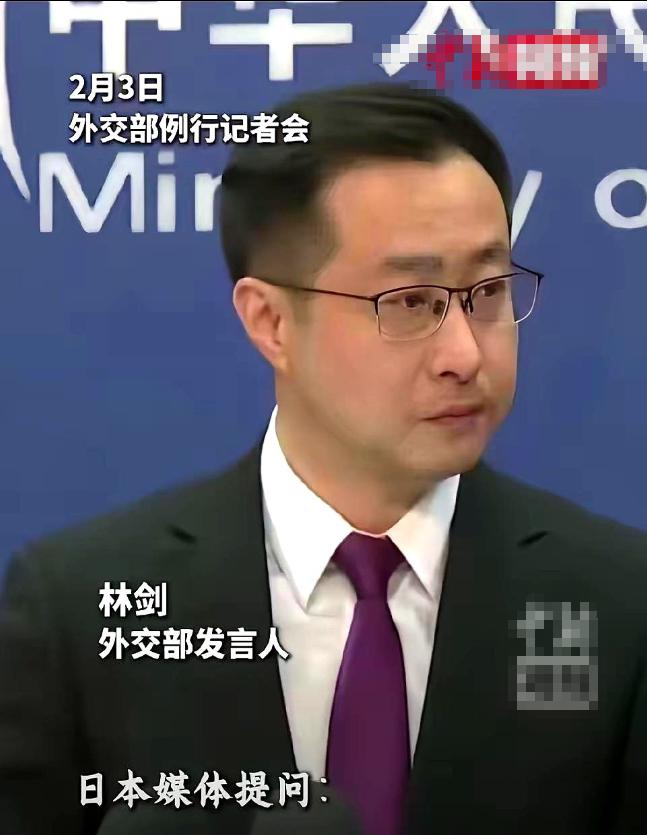 外交部记者会，一个日本记者拿到了话筒，整个人的腰板都挺得笔直。他清了清嗓子，对着