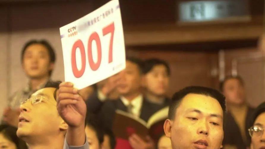 标王爱多，4年兴衰。1995年，胡志标在广东中山创立爱多，主打VCD。199