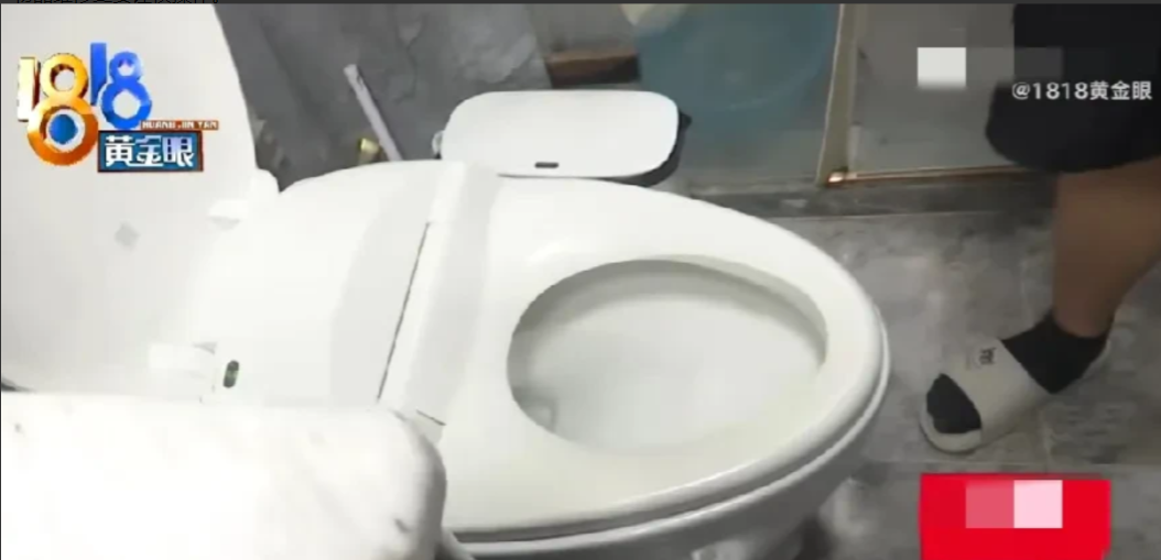 浙江杭州，男子家价值2万的马桶堵了，网上花了199元找人疏通，不料，师傅用力过猛