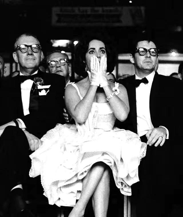 好莱坞黄金时代最野的表情包，估计就是她了。1960年，纽约一场拳击赛，主