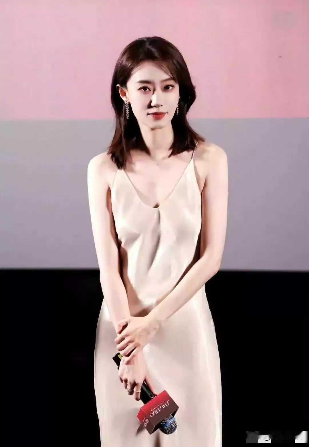 张小斐的身材，在喜剧界算得上数一数二了吧？她不是那种瘦到单薄的体型，身材匀称，站