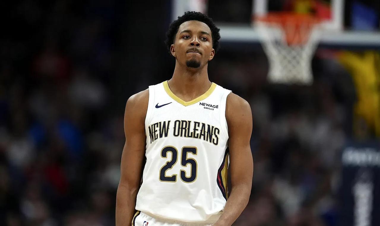NBACentral报道，据消息人士透露，鹈鹕队对墨菲要价即战力老将+潜力年轻