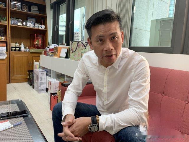 尘埃落定，郑丽文宣布，台北市党部主委由戴锡钦接任。国民党这波人事变动终于尘埃