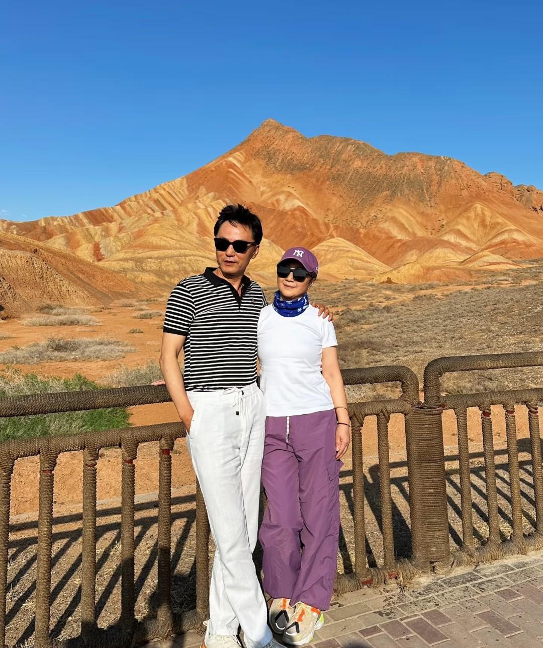 我妈一行10个人，今天又出发去山里避暑了。开两辆车，油费过路费平摊，今年已经是第