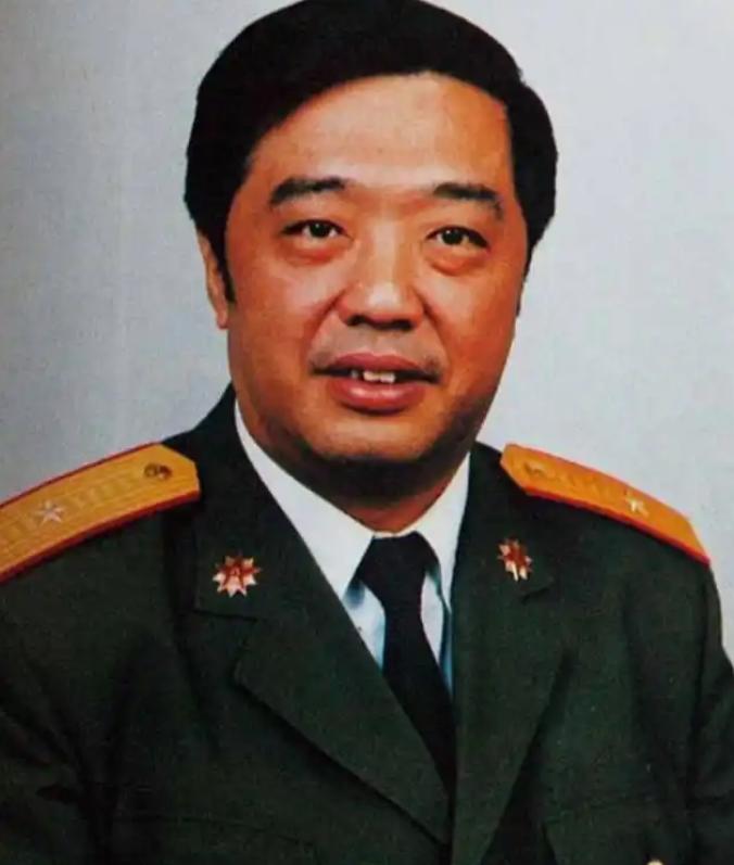 1963年贺龙独子没考上清华，找到父亲帮忙，谁知道贺龙居然大摇大摆开进了学校，而