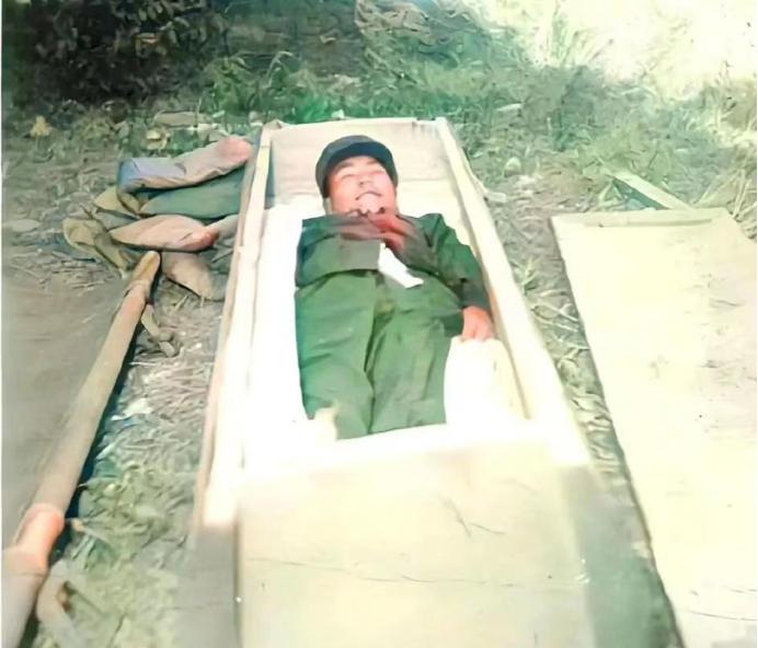 1979年，一位名叫李光华的战士，在对越自卫反击战中牺牲，在他被安葬前，战友们给