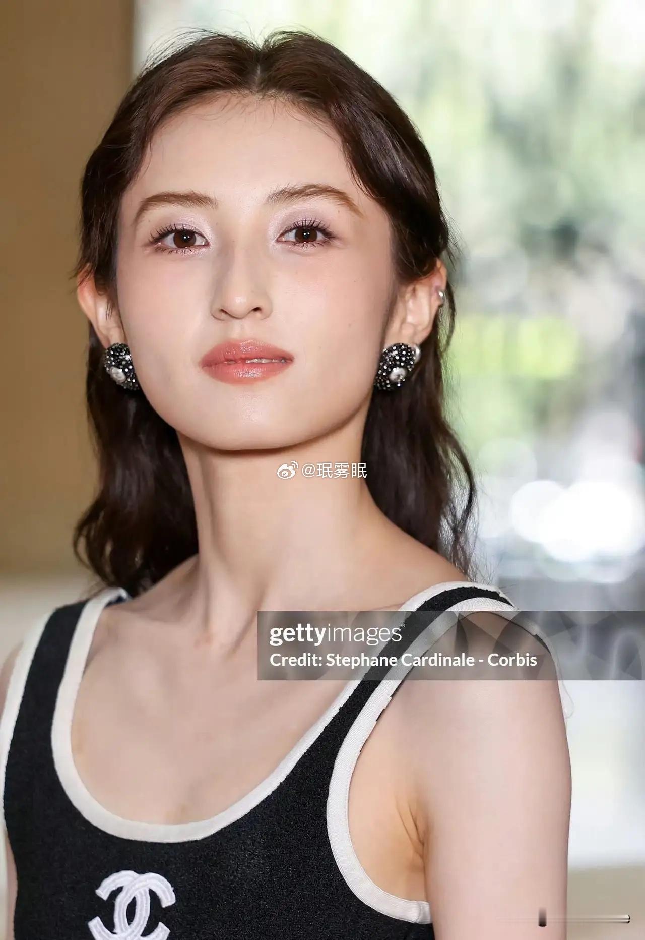 张子枫香奈儿高定大秀G社生图身体太瘦了，显得脸很大，有种成年人的头，小孩子的身体