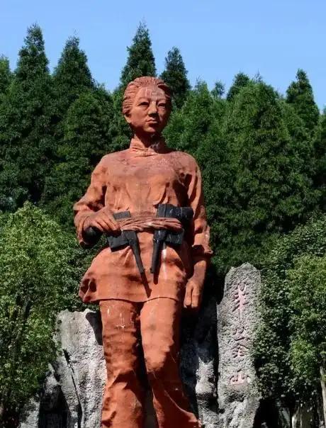渣滓洞监狱中，特务给女共产党员邓惠中上老虎凳时，无意中碰了一下她的脚底板，邓惠中