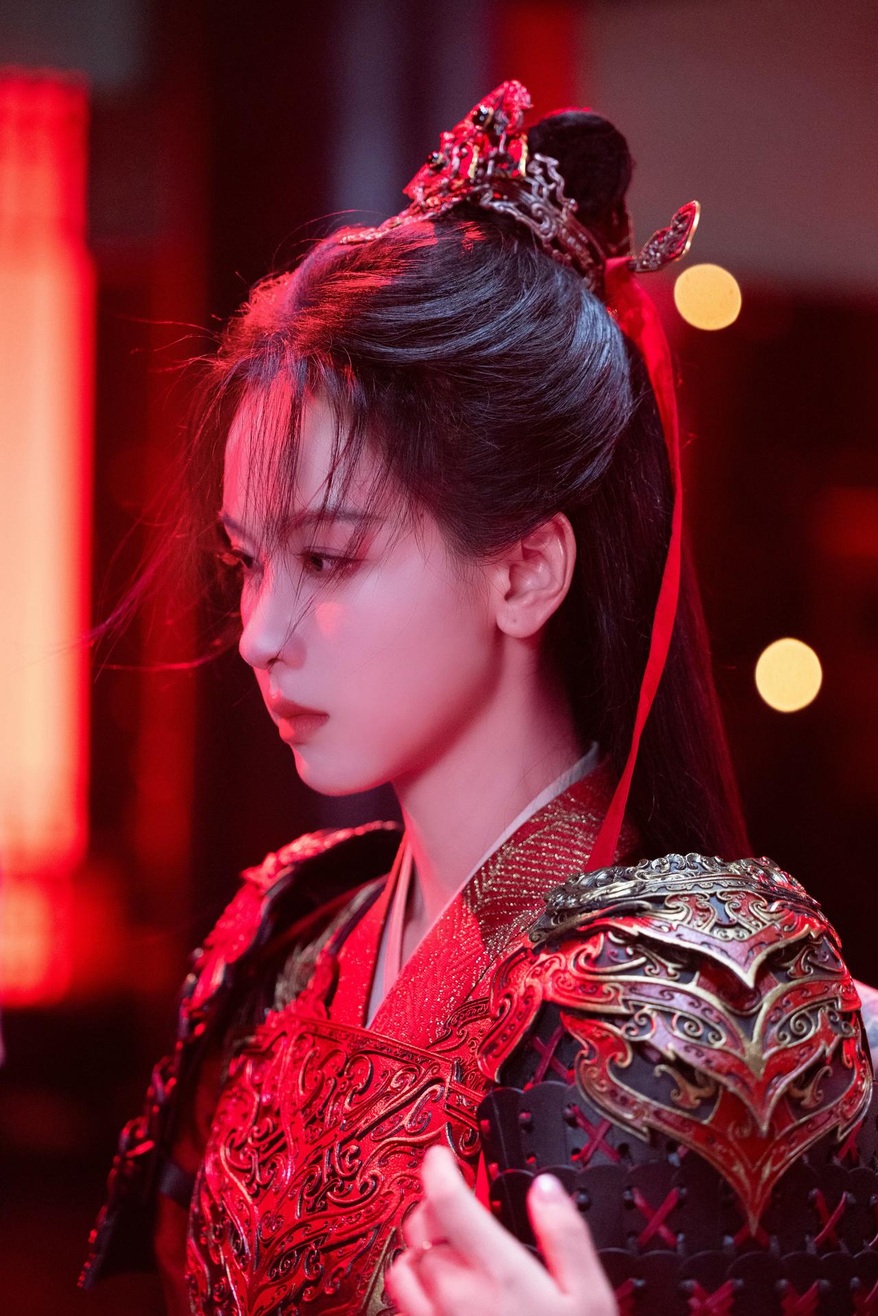 陈都灵｜红甲戎装，英气动人。​红颜披甲，戎装绝色，一眼惊鸿！陈都灵