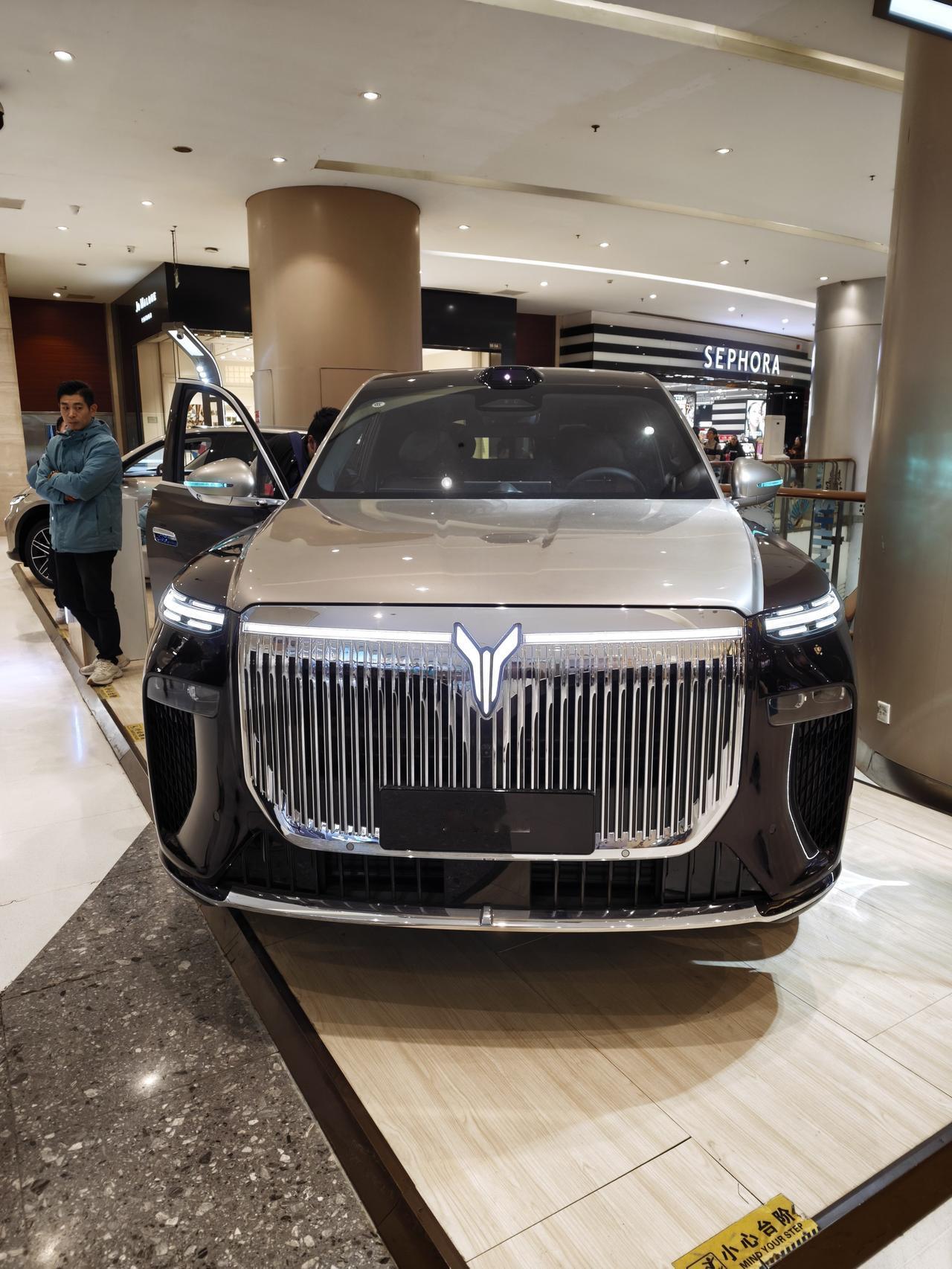 逛商场看到岚图泰山，最近经常做云评，还没看过实车，今天是见识了，外观很有气势，镀