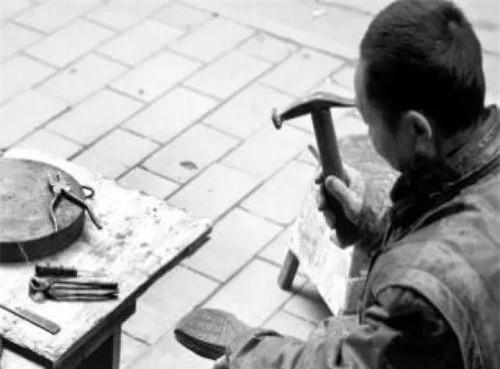 1993年春天，有人在地里发现一具女尸。那时候条件差，查了半天没线索，大家都以为